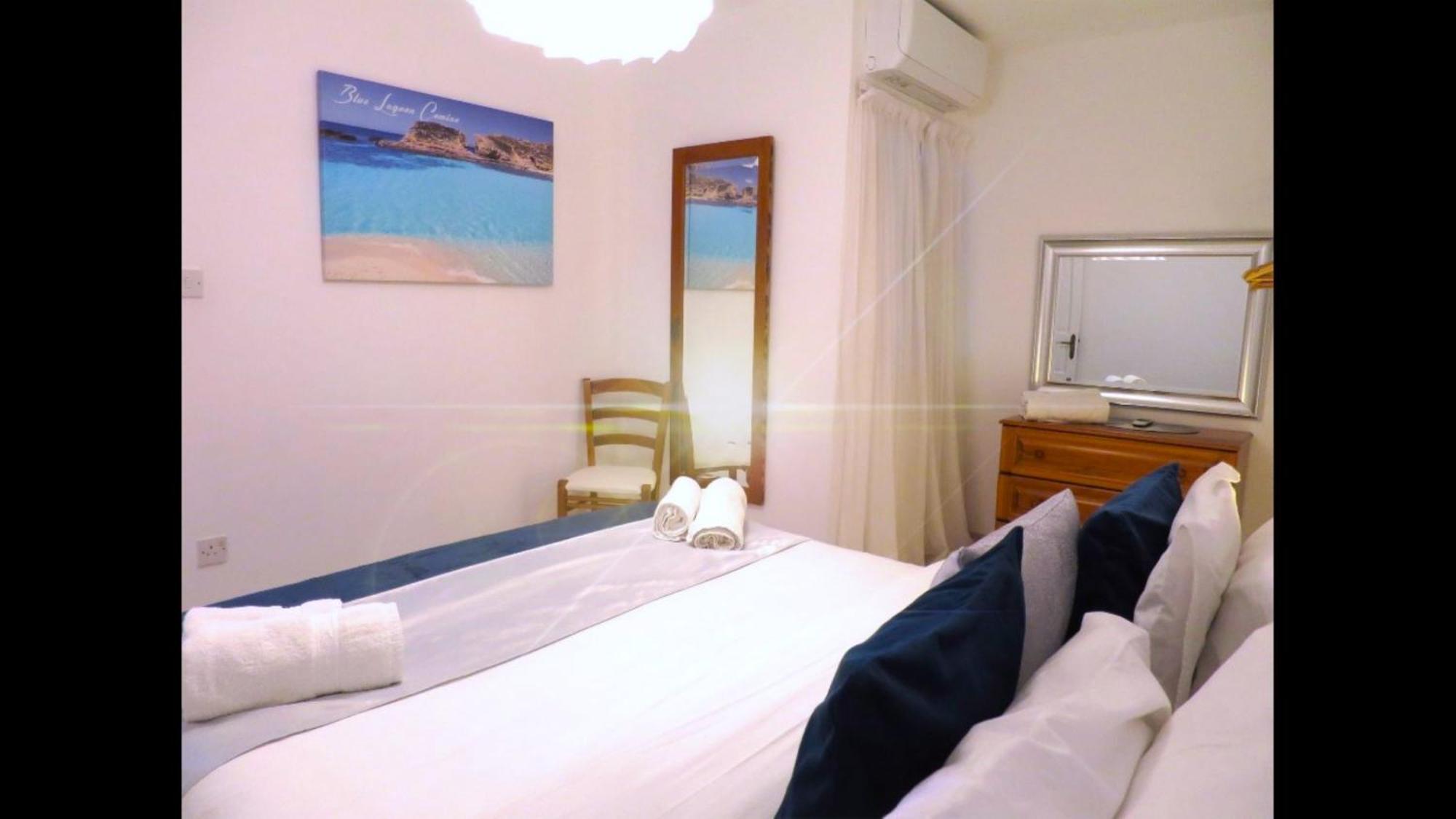 Seafront Apartment Terrace, Lounger & Panoramic Ocean Views Mellieħa Rum bild