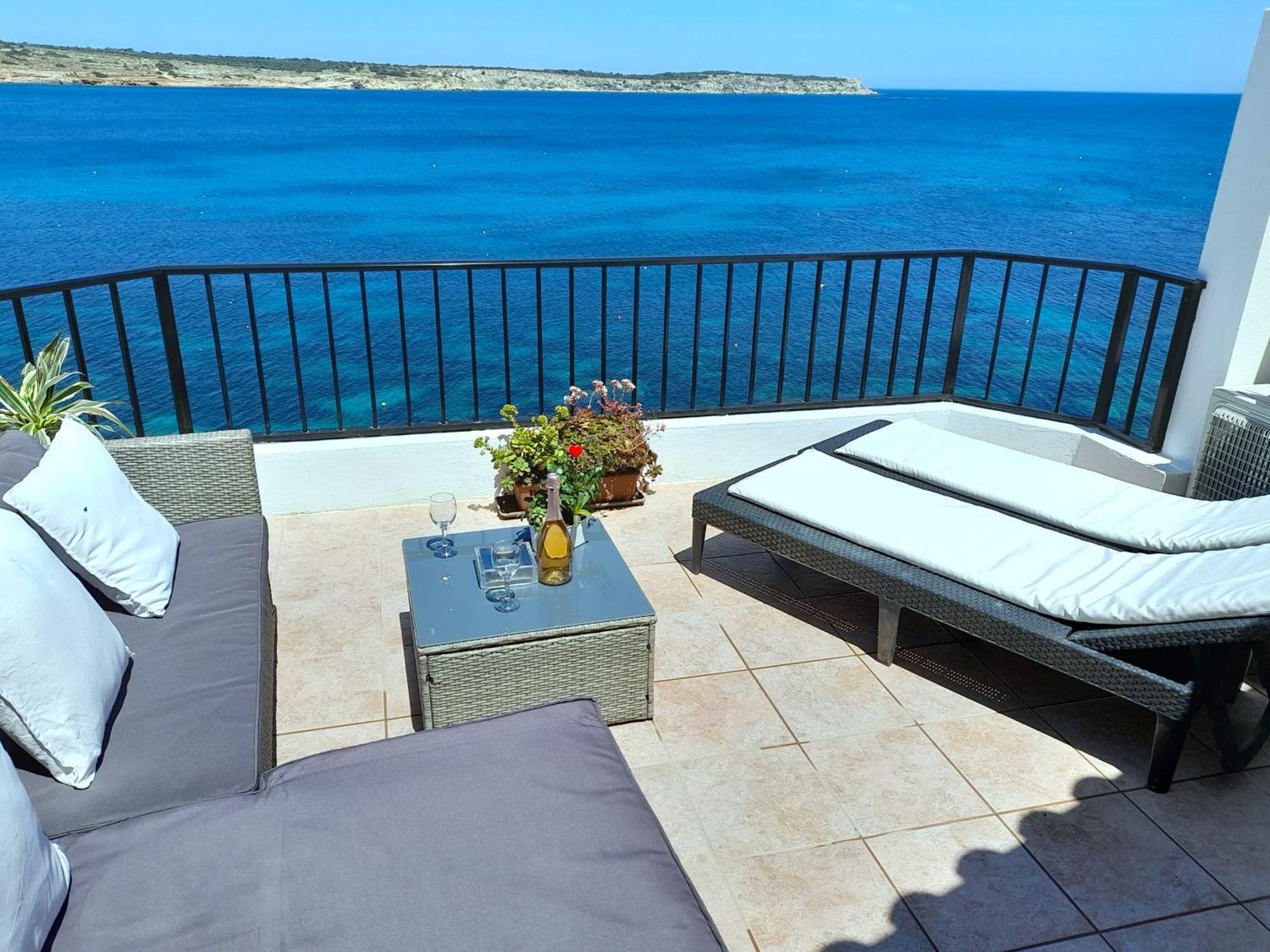 Seafront Apartment Terrace, Lounger & Panoramic Ocean Views Mellieħa Rum bild