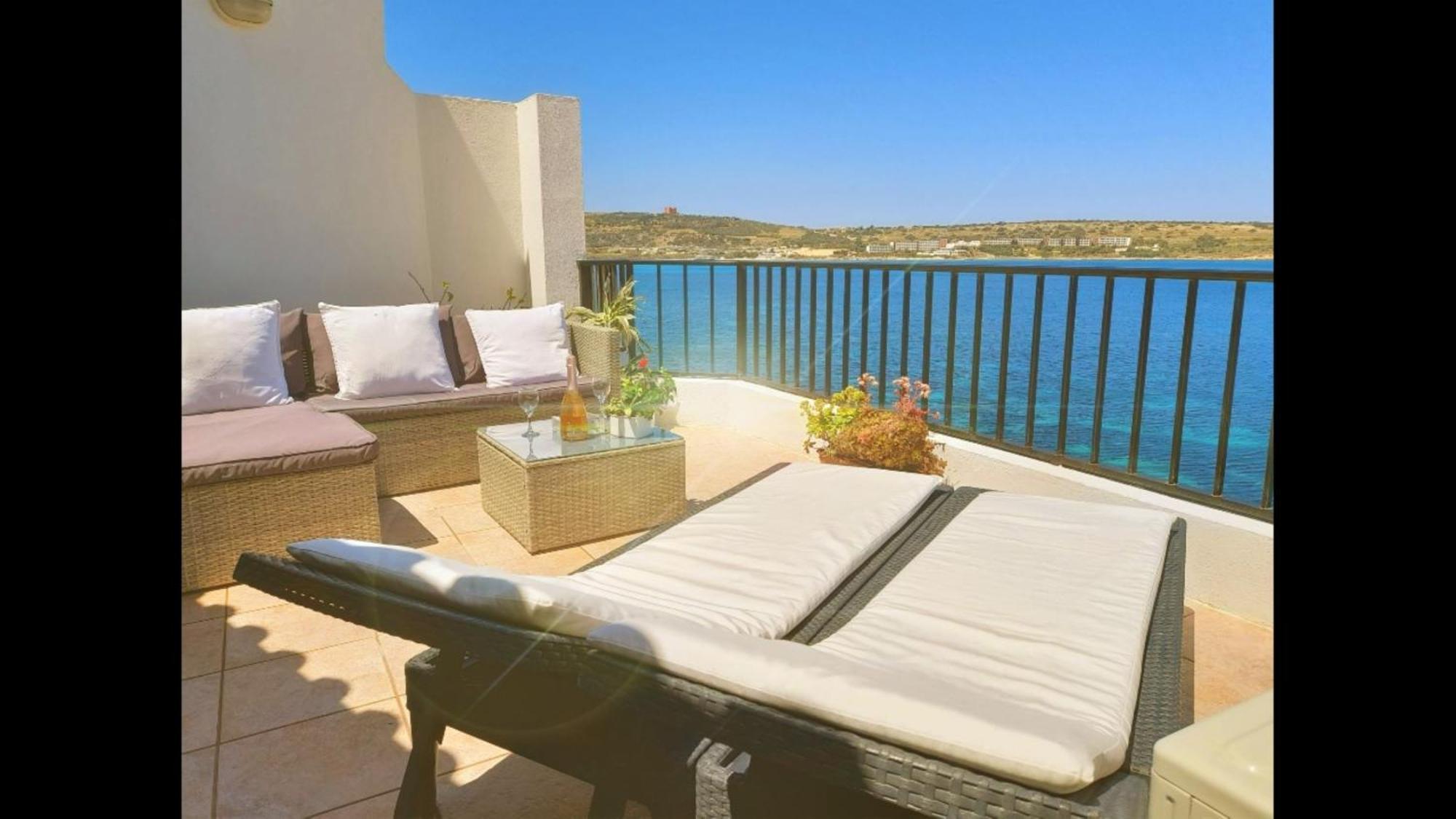 Seafront Apartment Terrace, Lounger & Panoramic Ocean Views Mellieħa Rum bild