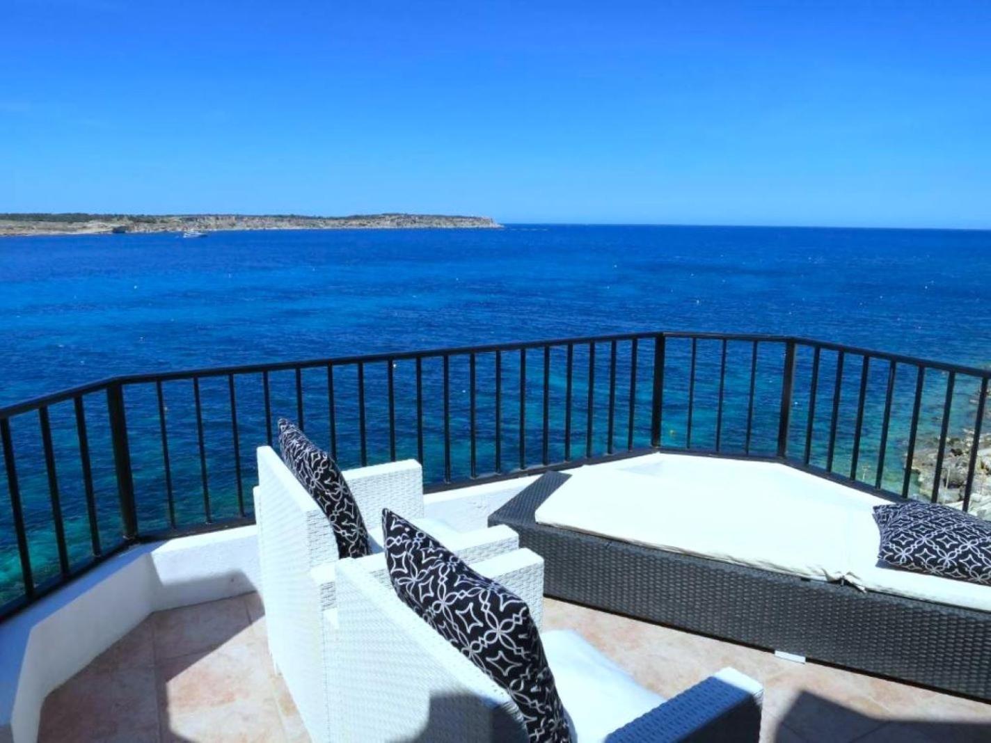 Seafront Apartment Terrace, Lounger & Panoramic Ocean Views Mellieħa Exteriör bild