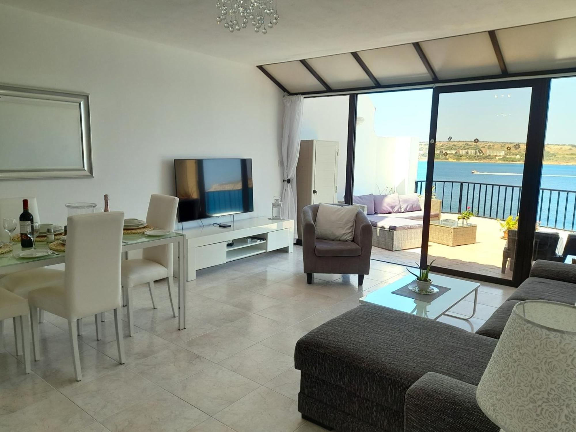 Seafront Apartment Terrace, Lounger & Panoramic Ocean Views Mellieħa Rum bild