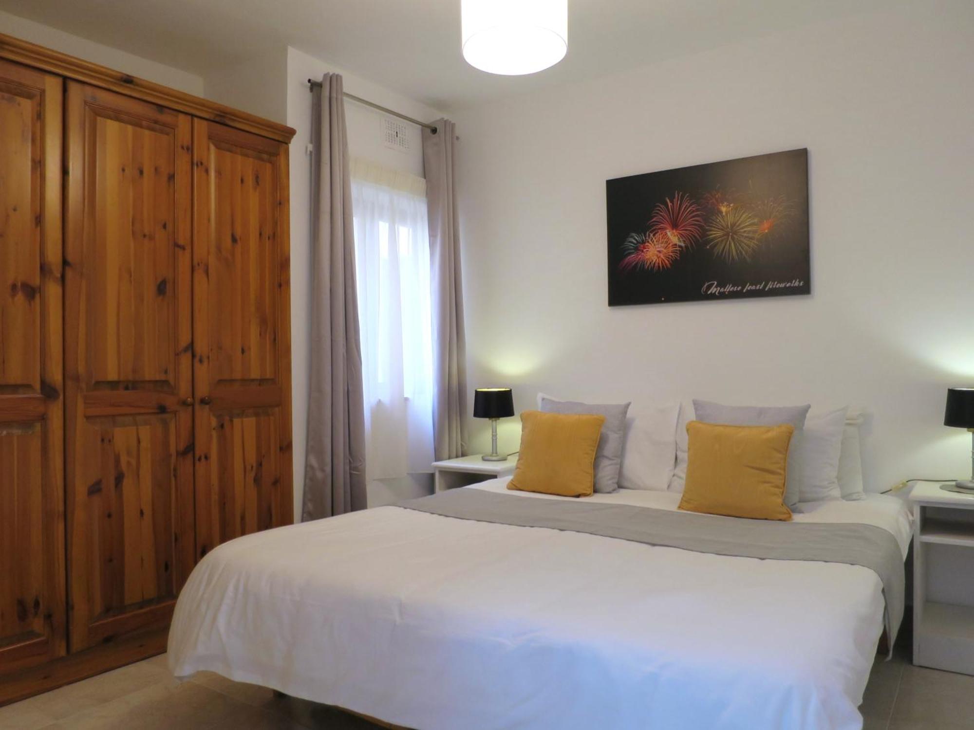 Seafront Apartment Terrace, Lounger & Panoramic Ocean Views Mellieħa Rum bild