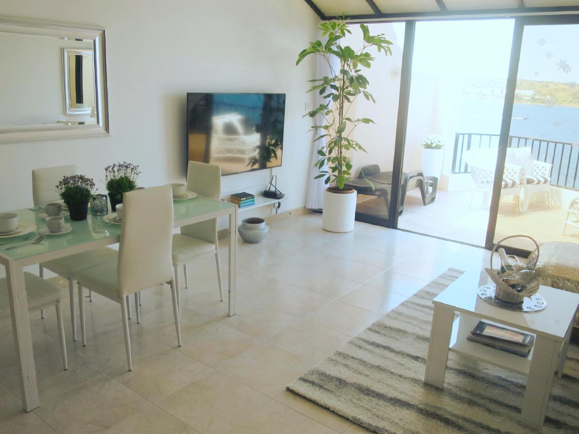 Seafront Apartment Terrace, Lounger & Panoramic Ocean Views Mellieħa Rum bild