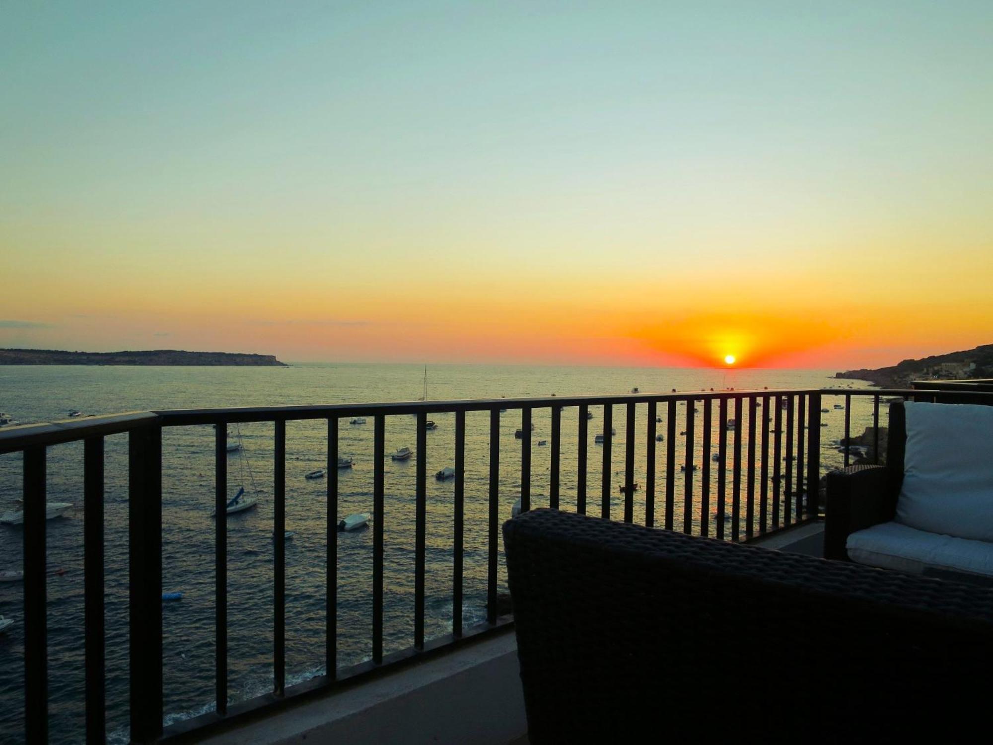Seafront Apartment Terrace, Lounger & Panoramic Ocean Views Mellieħa Rum bild