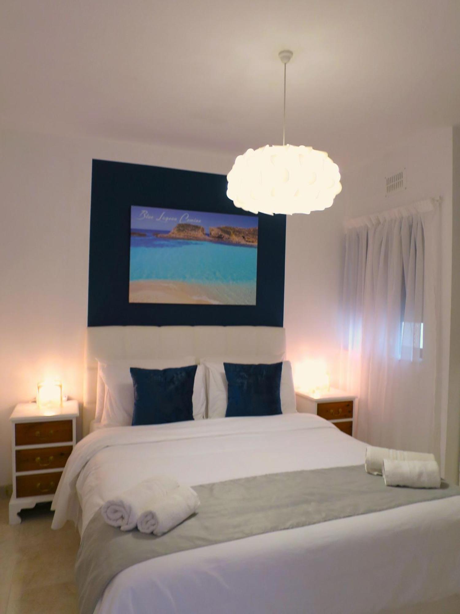 Seafront Apartment Terrace, Lounger & Panoramic Ocean Views Mellieħa Rum bild