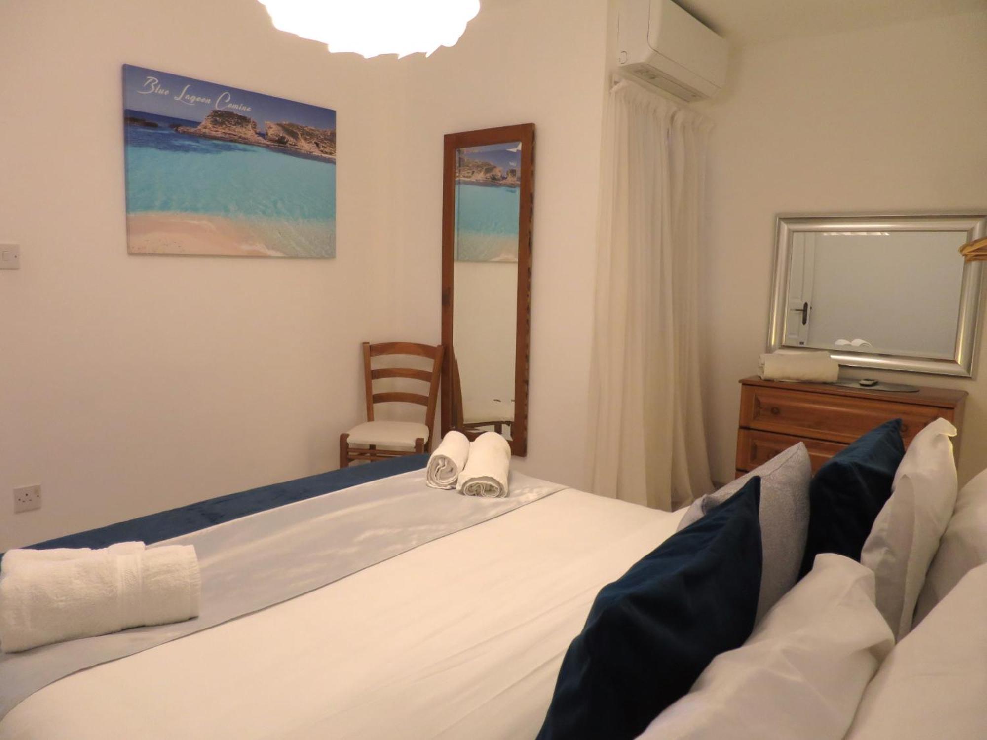 Seafront Apartment Terrace, Lounger & Panoramic Ocean Views Mellieħa Rum bild