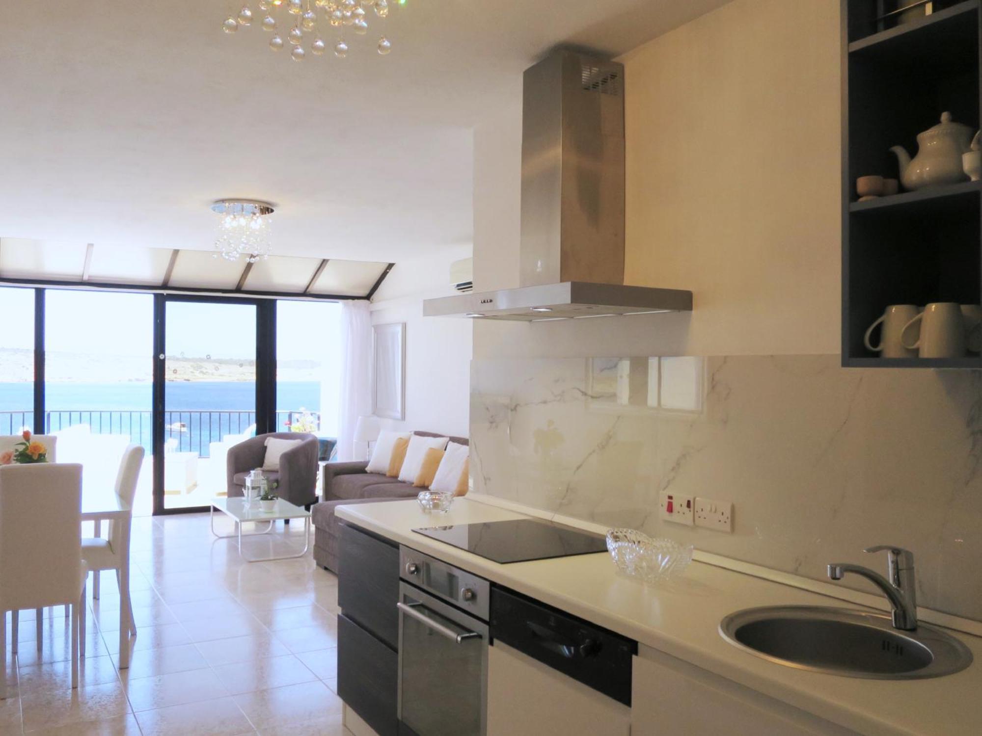 Seafront Apartment Terrace, Lounger & Panoramic Ocean Views Mellieħa Rum bild